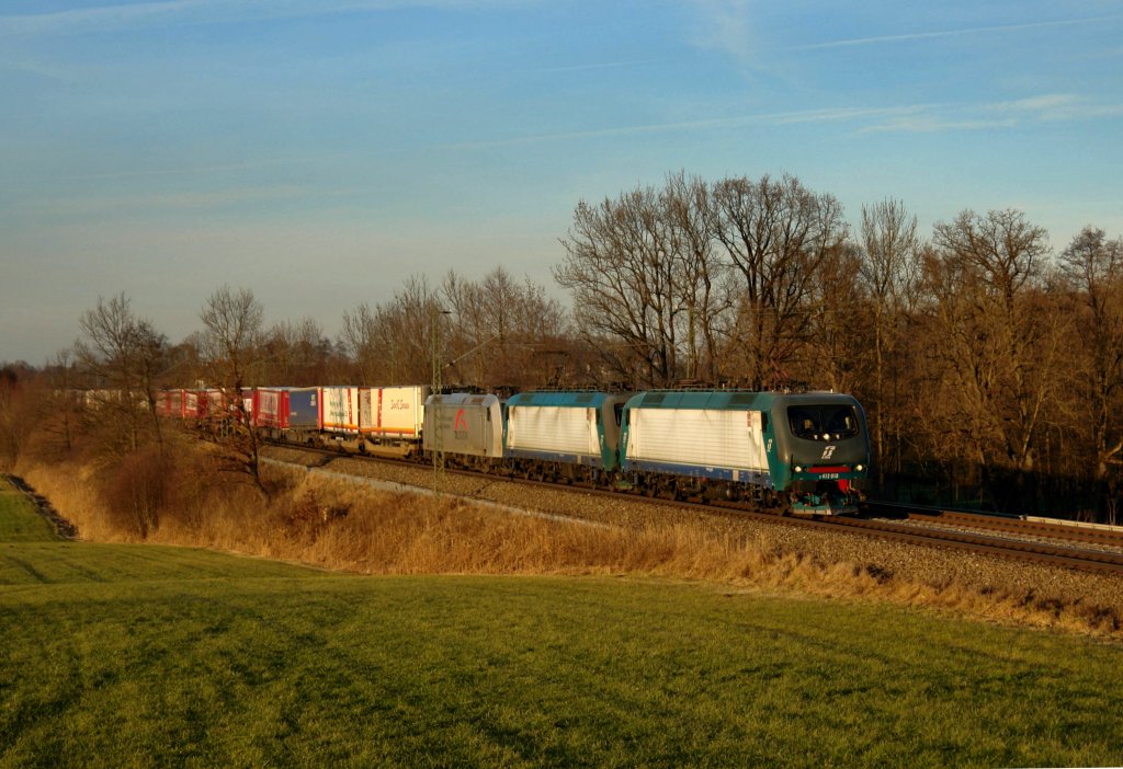 E 412 018 + E 412 008 + 185 538 mit einem KLV am 28.12.2011 unterwegs bei Hilperting.