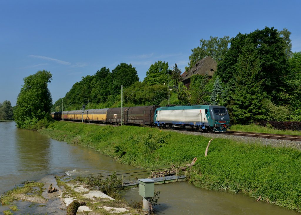 E 412 019 mit einem ARS-Altmann am 08.06.2013 bei Moosburg.