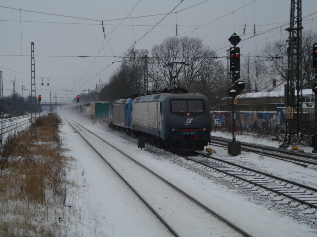 E 412 619 der FS vor einem Kombiverkehrganzzug am 01.12.10 im Bahnhof Mnchen-Trudering.