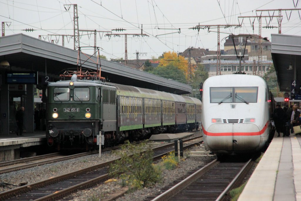 E 42 151-9 & rechts DB ICE 402 in Essen Hbf, Oktober 2012.