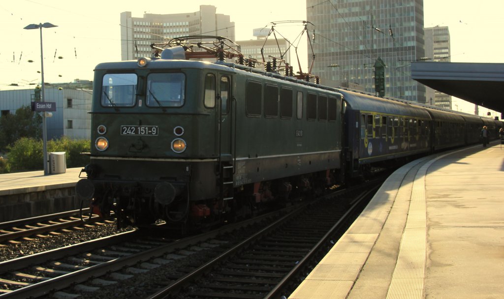 E 42 151-9 mit Sonderzug in Essen Hbf, September 2012.