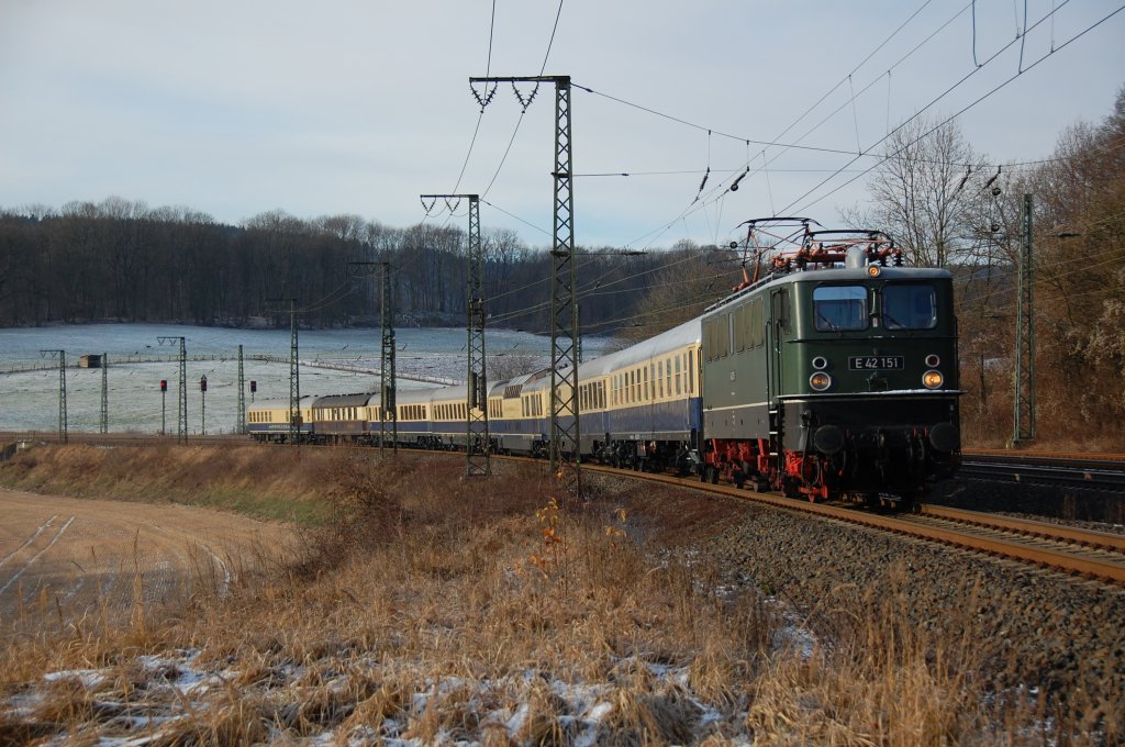 E 42 151 bespannte am 08.12.2012 einen Rheingold-Sonderzug von Kln Hbf nach Hameln (DPE 91451). Hier passiert die Garnitur gerade den Bbf Himmighausen.