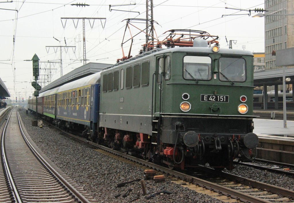 E 42 151 fuhr am 12.10.2012 aus dem Essener Hbf.