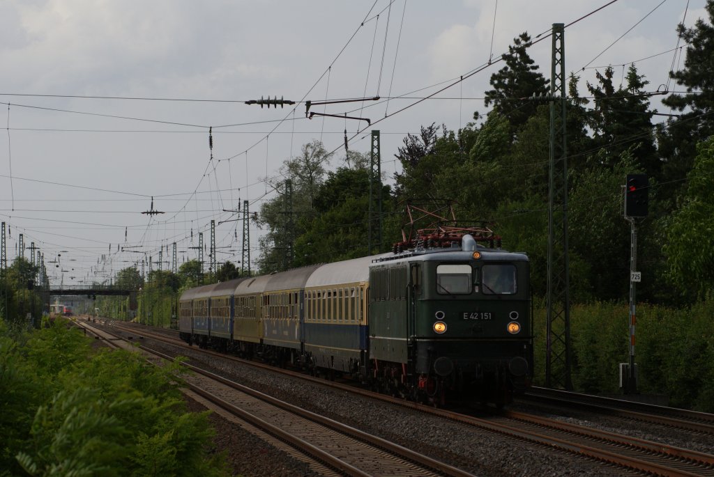 E 42 151 mit dem Hetzerather am 22.05.2011 in Angermund