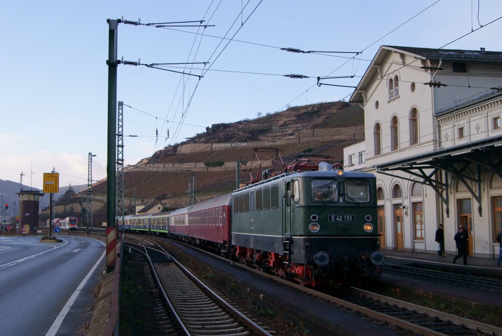 E 42 151 mit dem D 91563 (Oberhausen Hbf - Rdesheim (Rhein) am Zielbahnhof in Rdesheim am 17.12.2011