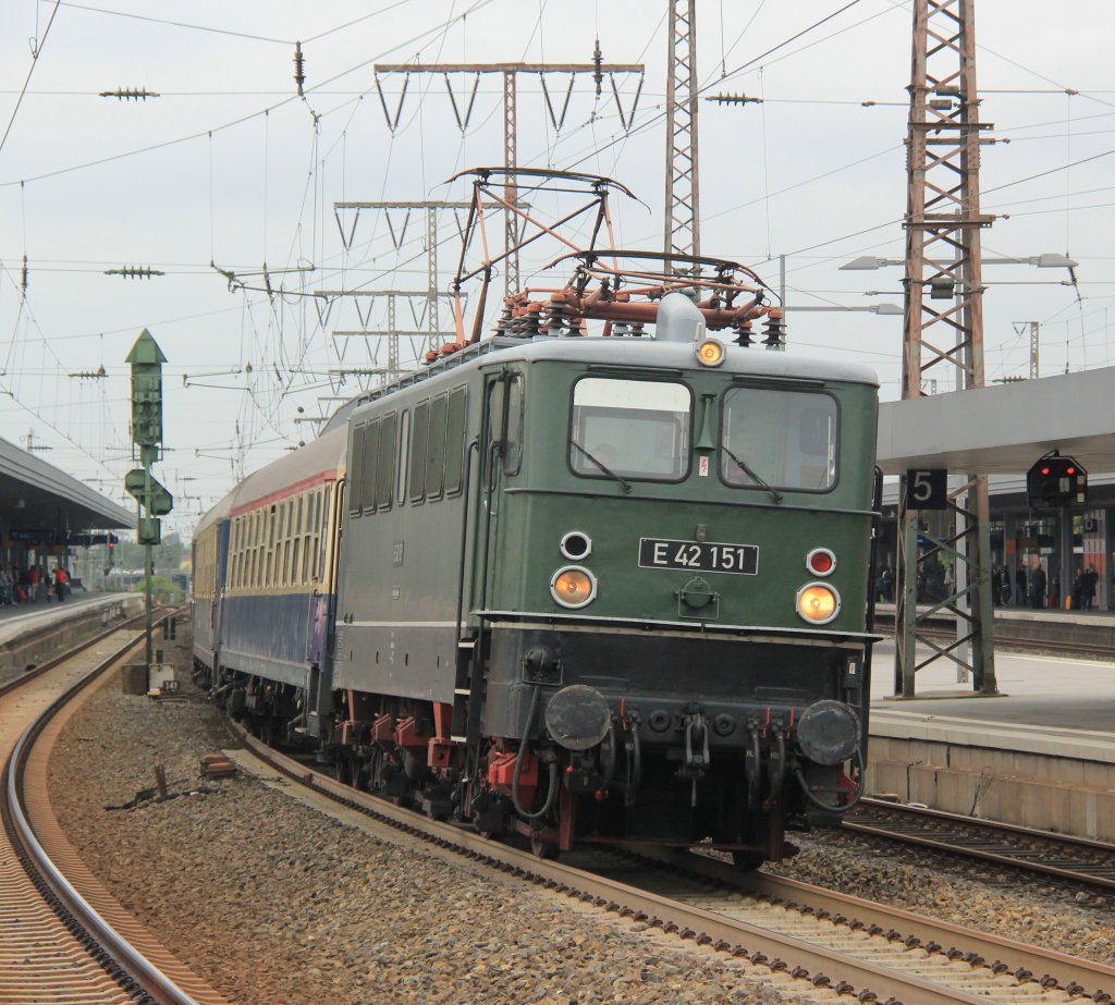 E 42 151 mit Sonderzug in Essen Hbf, September 2012.