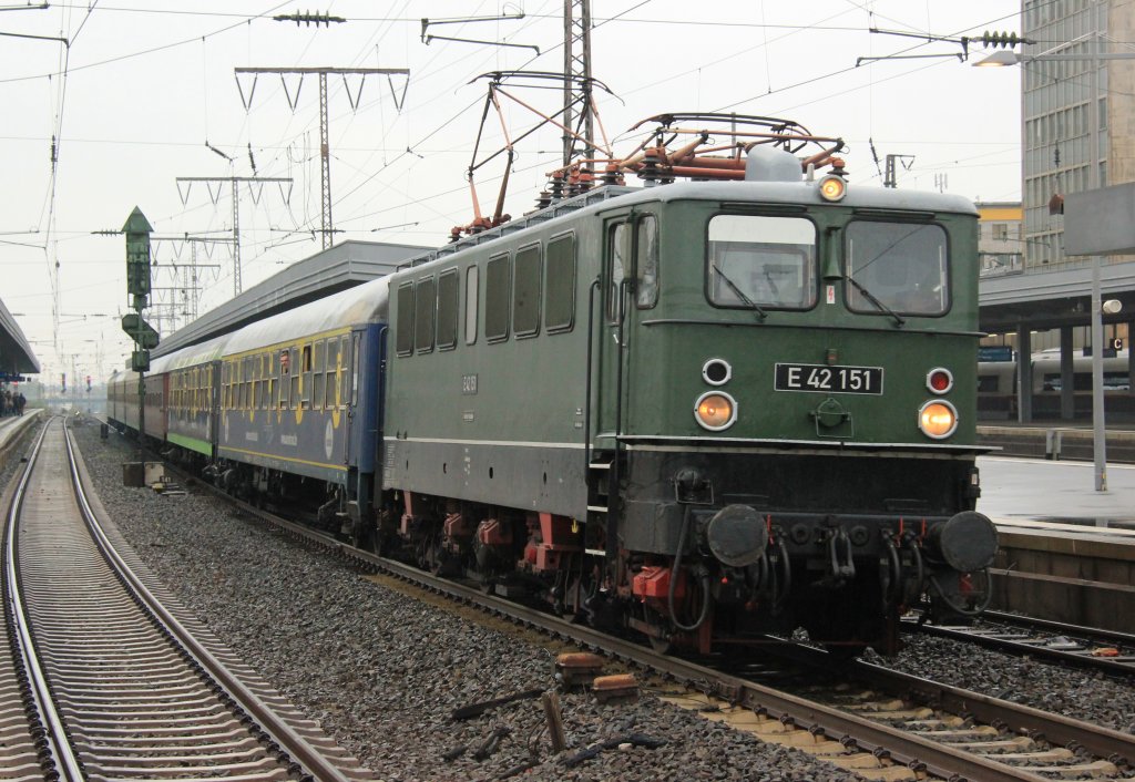 E 42 151 mit Sonderzug in Essen Hbf, Oktober 2012.