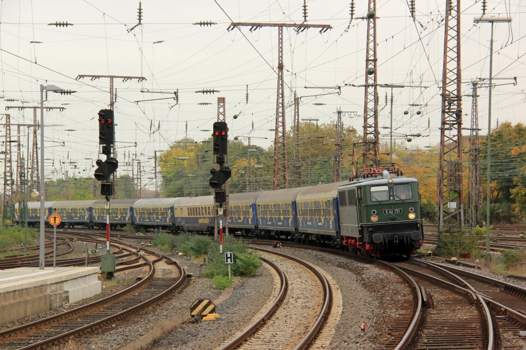 E 42 151 mit Sonderzug bei der Einfahrt in Essen Hbf, Oktober 2012.