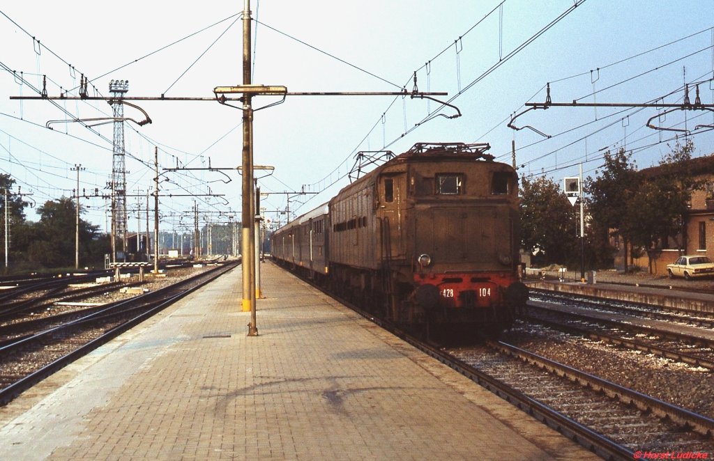 E 428 104 trifft im Oktober 1986 mit einem Personenzug in Ferrara ein