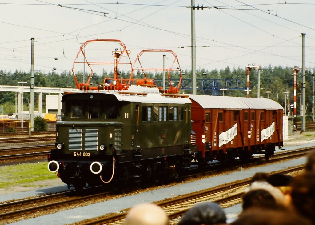 E 44 002 mit Leigeinheit auf der Fahrzeugparade  Vom Adler bis in die Gegenwart , die im September 1985 an mehreren Wochenenden in Nrnberg-Langwasser zum 150jhrigen Jubilum der Eisenbahn in Deutschland stattgefunden hat.