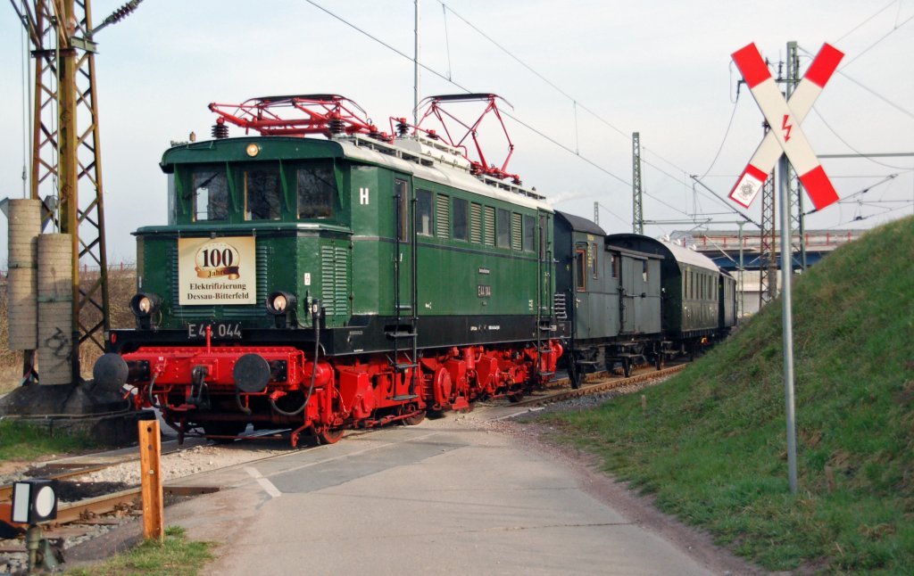 E 44 044 schiebt am Morgen des 02.04.11 ihren Pendelzug aus dem Werk Dessau Richtung Dessau Hbf.