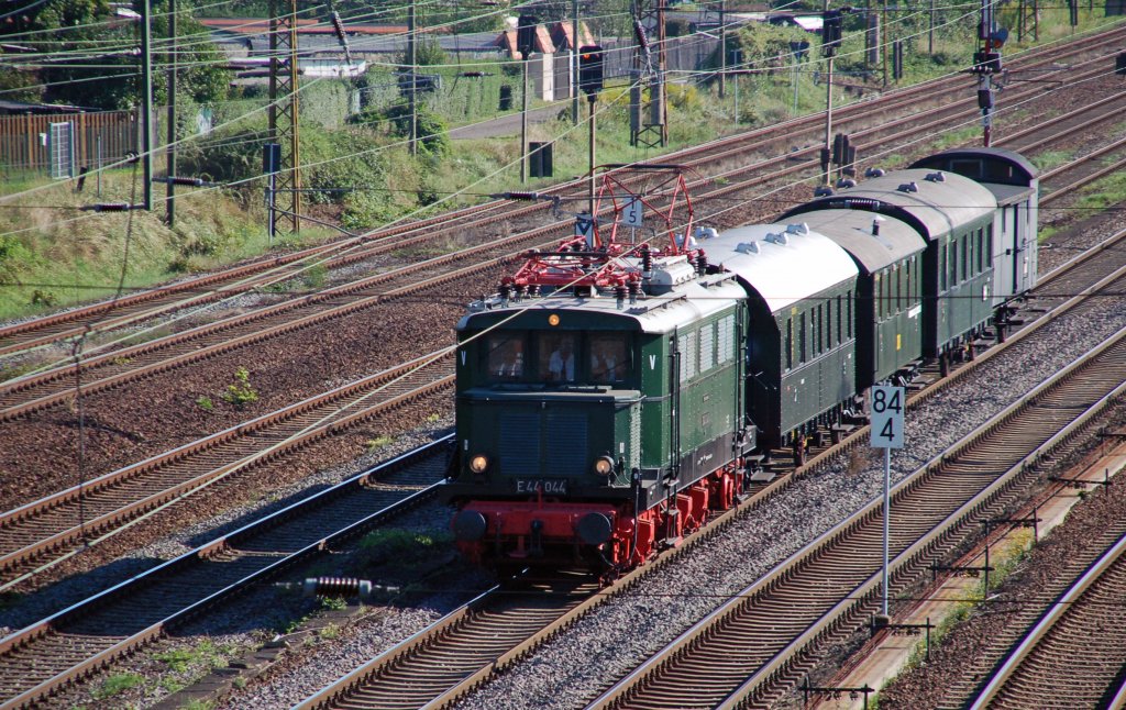 E 44 044 zieht am 22.08.10 den Sonderzug zum Sachsen-Anhalt-Tag nach Wei�enfels vorbei am Rbf Halle(S).