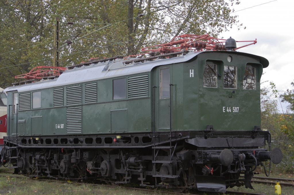 E 44 507 am 08.10.2011 beim Eisenbahnfest im Bahnmuseum Bw Weimar. Diese Maschine war w�hrend ihrer Dienstzeit im Bw Freilassing beheimatet und wurde vorwiegend auf der Bergstrecke nach Berchtesgaden eingesetzt, wo sie sich sehr gut bew�hrte.