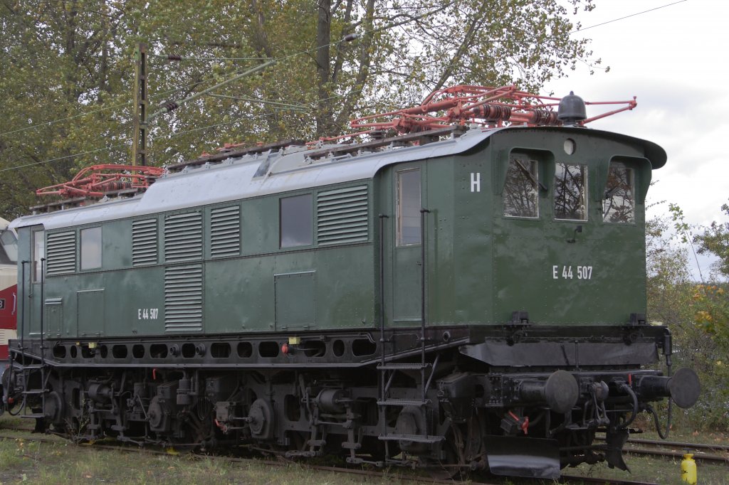 E 44 507 am 08.10.2011 beim Eisenbahnfest im Bahnmuseum Bw Weimar. Diese Maschine war whrend ihrer Dienstzeit im Bw Freilassing beheimatet und wurde vorwiegend auf der Bergstrecke nach Berchtesgaden eingesetzt, wo sie sich sehr gut bewhrte.