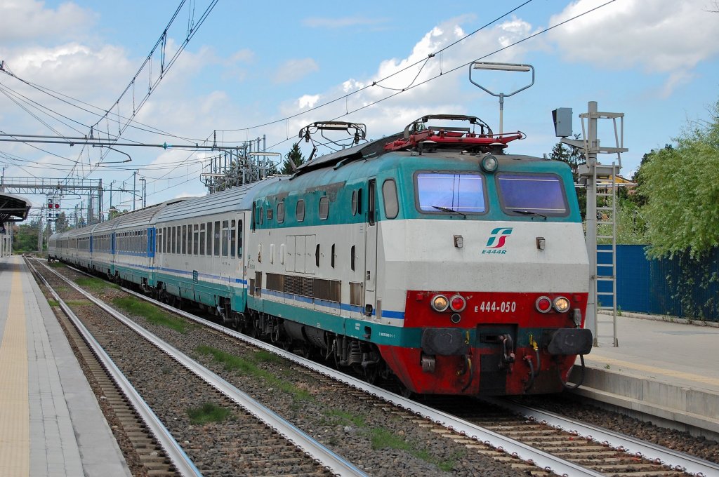 E 444 050 fhrt mit ihrem InterCity auf Ablenkung ein um dann kurz drauf von einem anderen InterCity berholt zu werden. Bahnhof Castelfranco Emilia, 09.06.2011