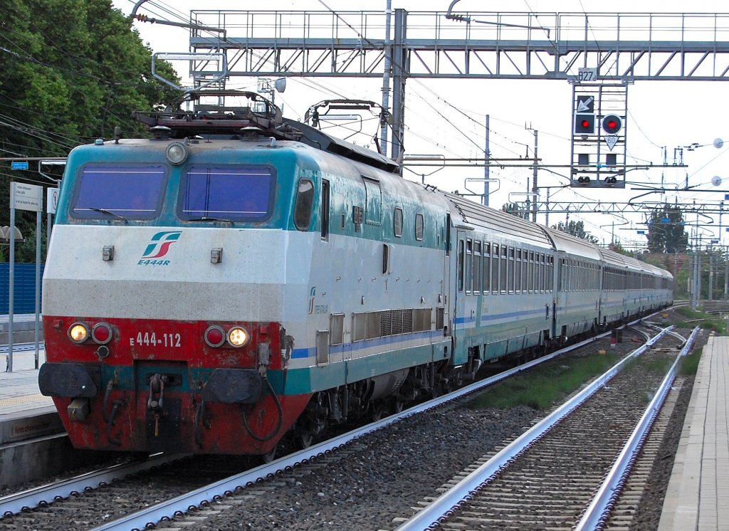 E 444 112 mit einem InterCity bei der Durchfahrt durch Castelfranco Emilia, Strecke Bologna - Modena. 09.06.2011