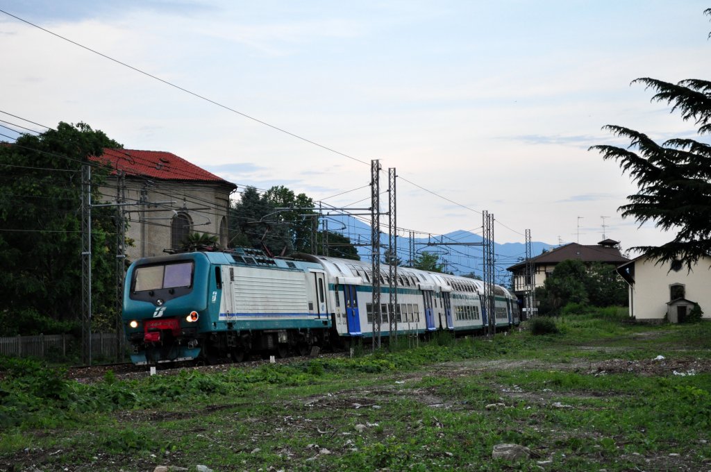 E 464 020 mit Personenzug bei Lesa, 29.05.2010