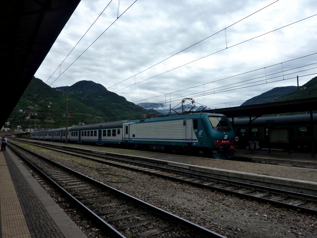E 464 035 am 26.08.2012 mit einem Regionalzug im Bahnhof Bozen.