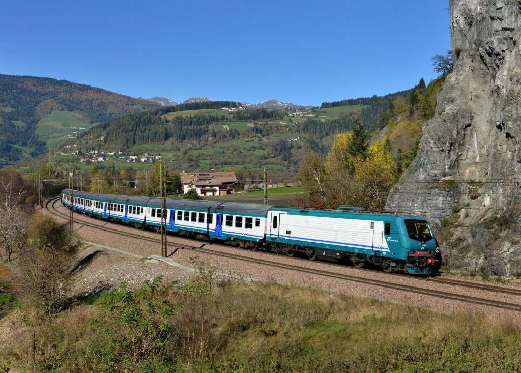 E 464 057 mit einem Regionalzug nach Meran am 23.10.2012 unterwegs bei Sterzing.