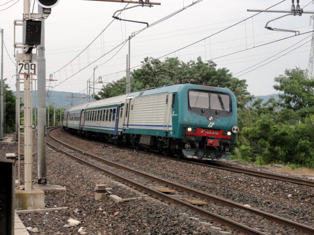E 464 278 fhrt mit einem Personenzug durch Montebello am 23.06.2011