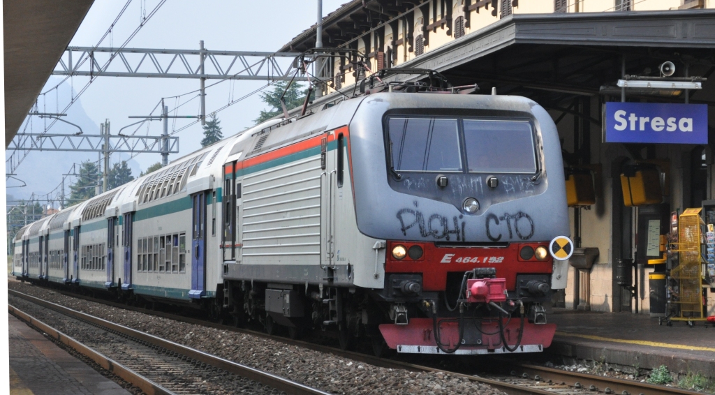 E 464 mit Regionalzug bei der Einfahrt in Stresa.