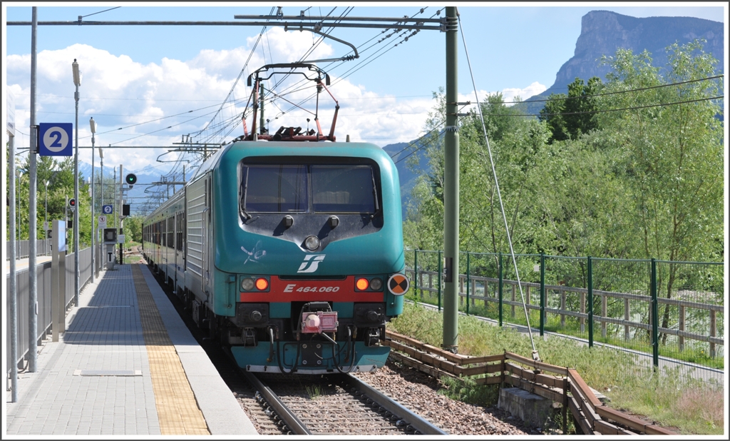 E 464.060 mit Regionalzug nach Bozen in Lana bei Meran. (07.05.2012)