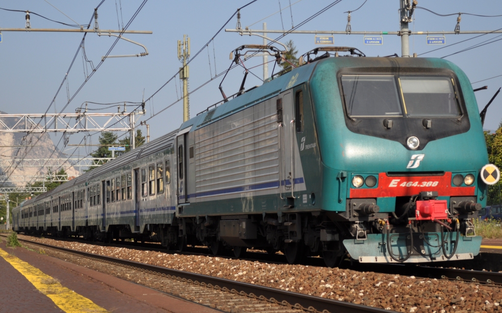 E 464.388 mit Regionalzug bei der Einfahrt in Stresa.