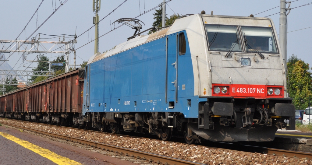 E 483.107 NC mit Gterzug bei der Durchfahrt in Stresa.
