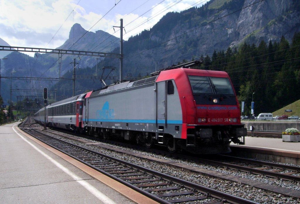 E 484 017 mit einem EC nach Basel am 26.08.2007 bei der Einfahrt in Kandersteg.