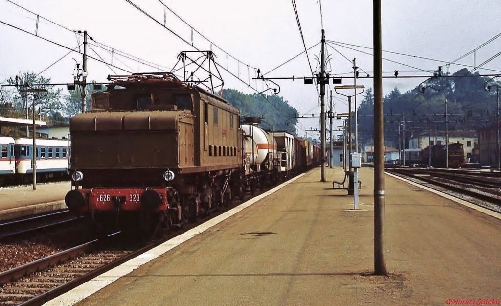 E 626 323 fhrt mit einem Gterzug durch den Bahnhof Vicenza (Oktober 1986)