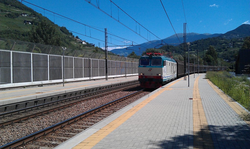 E 652 der Trenitalia mit einem italienischen H-Wagenzug am 18.07.2012 in Klausen / Chiusa. 