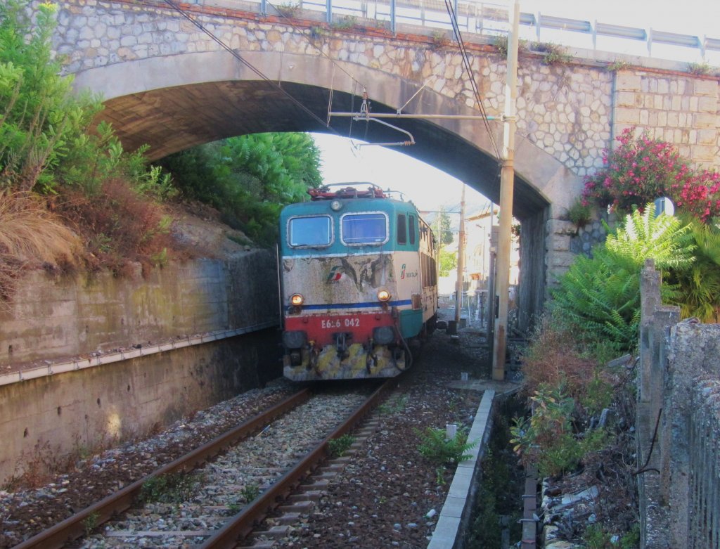 E 656 042 verlt am 8.7.2012 den Bahnhof Andora