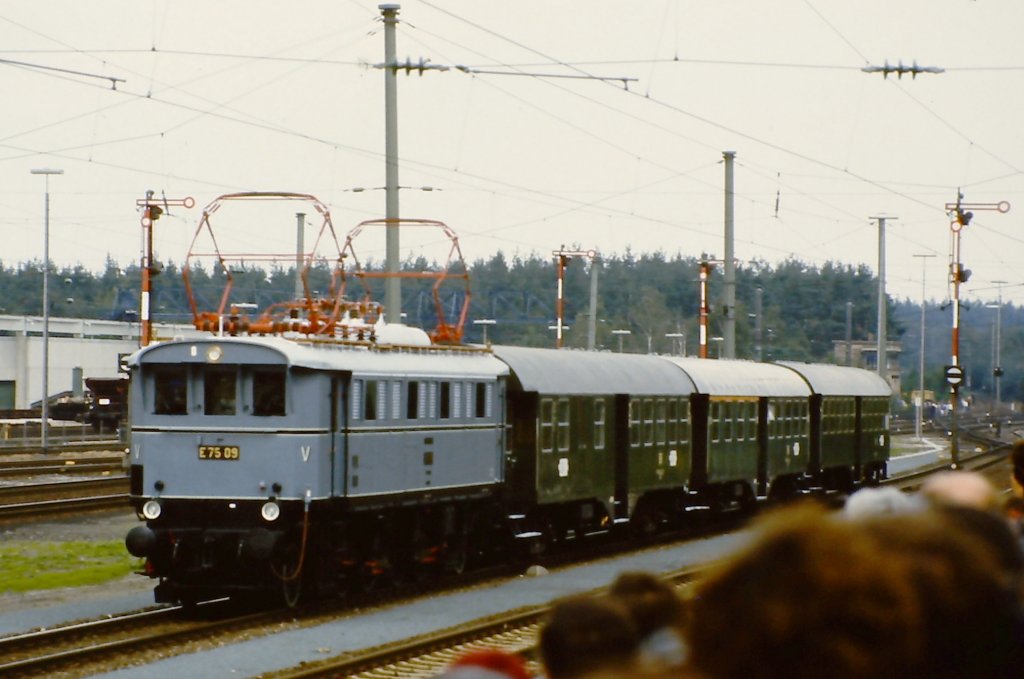 E 75 09 mit Vierachser-Umbauwagen auf der Fahrzeugparade  Vom Adler bis in die Gegenwart , die im September 1985 an mehreren Wochenenden in Nrnberg-Langwasser zum 150jhrigen Jubilum der Eisenbahn in Deutschland stattgefunden hat.