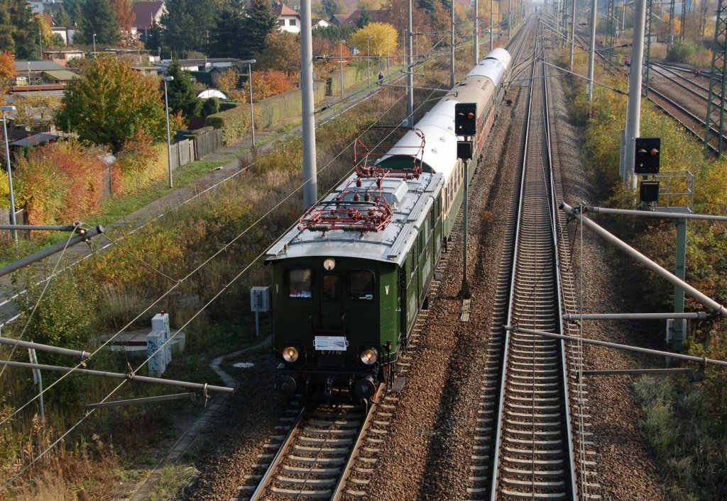 E 77 10 durchfhrt mit ihrem Sonderzug Engelsdorf, fotografiert am 29.10.09 am Rbf.