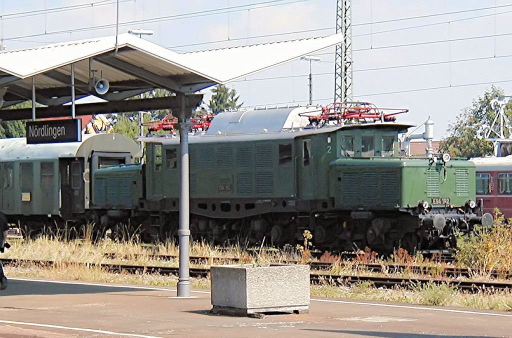 E 94 192 beim Bahnhof Nrdlingen - Sommer 2002 