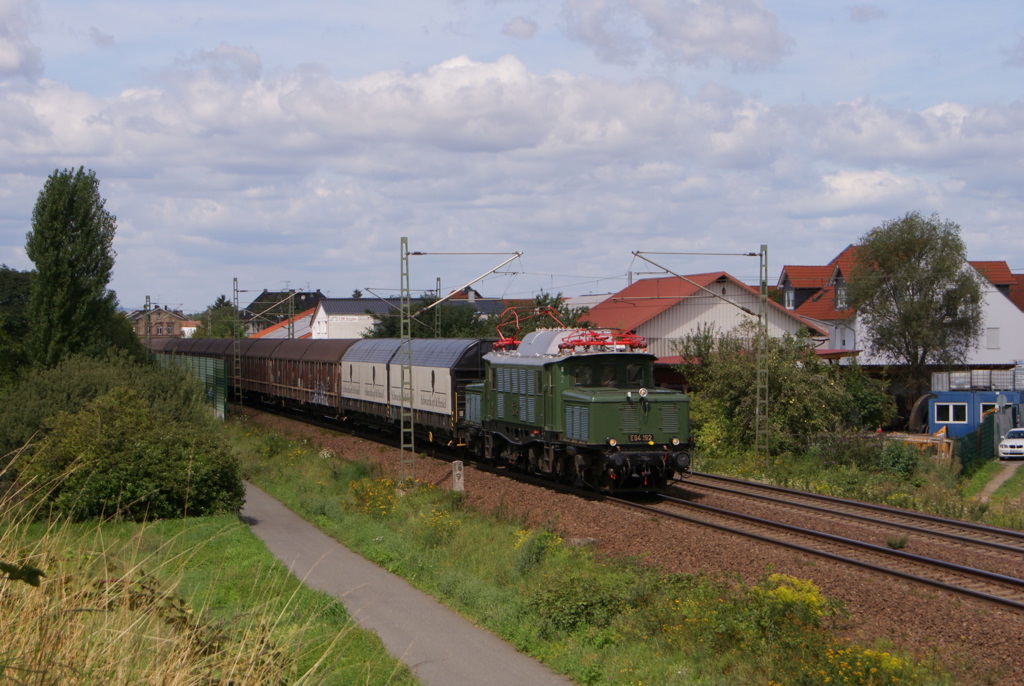 E 94 192 mit dem Henkelzug nach Wassertrdingen in Nauheim bei Gro Gerau am 10.08.2011 