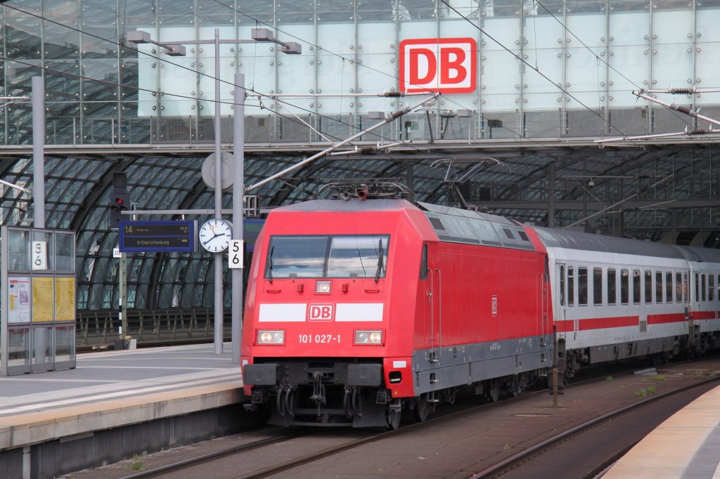 E-Lok 101 027-1 mit einem Zug nach Schiphol(Flughafen Amsterdam)im Berliner Hauptbahnhof.22.06.12