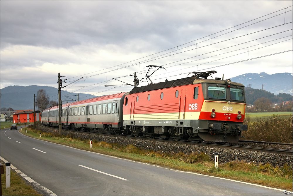 E-Lok 1044 117 im Schachbrettdesign fhrt mit IC 534  sterreichischer Stdtebund  von Lienz nach Wien Sd.
St.Lorenzen 13.11.2009