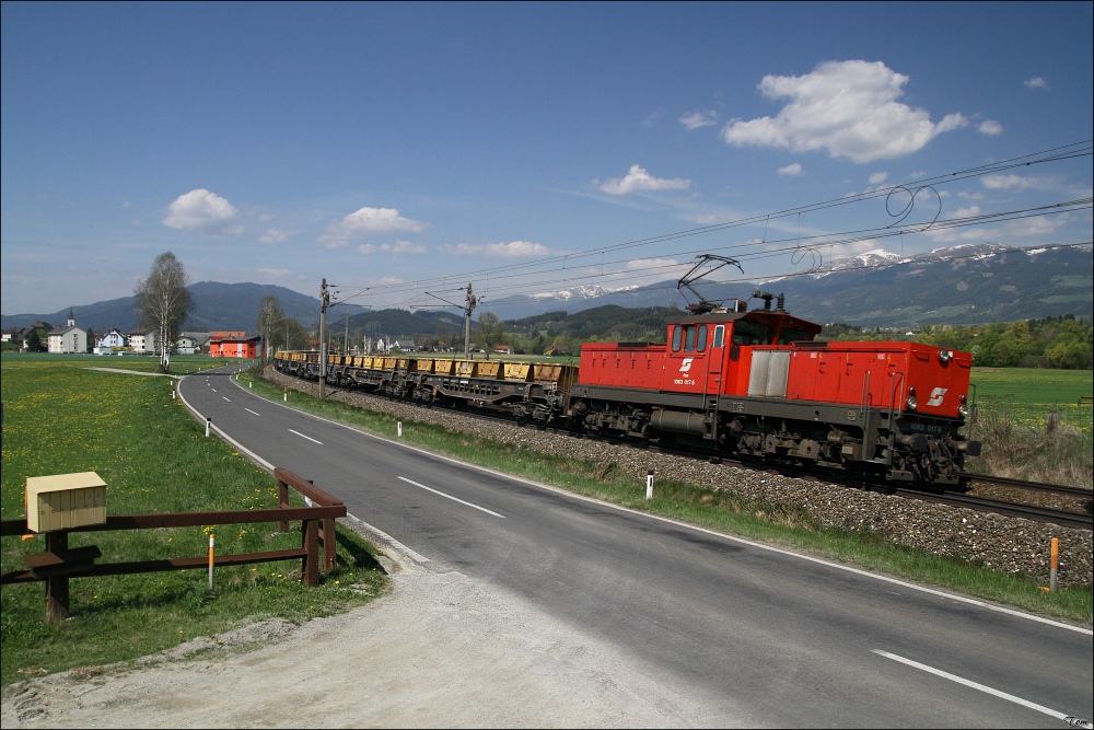 E-Lok 1063 017 zieht einen Schotterzug von Fensch-St.Lorenzen nach St.Michael. Preg 30.04.2010