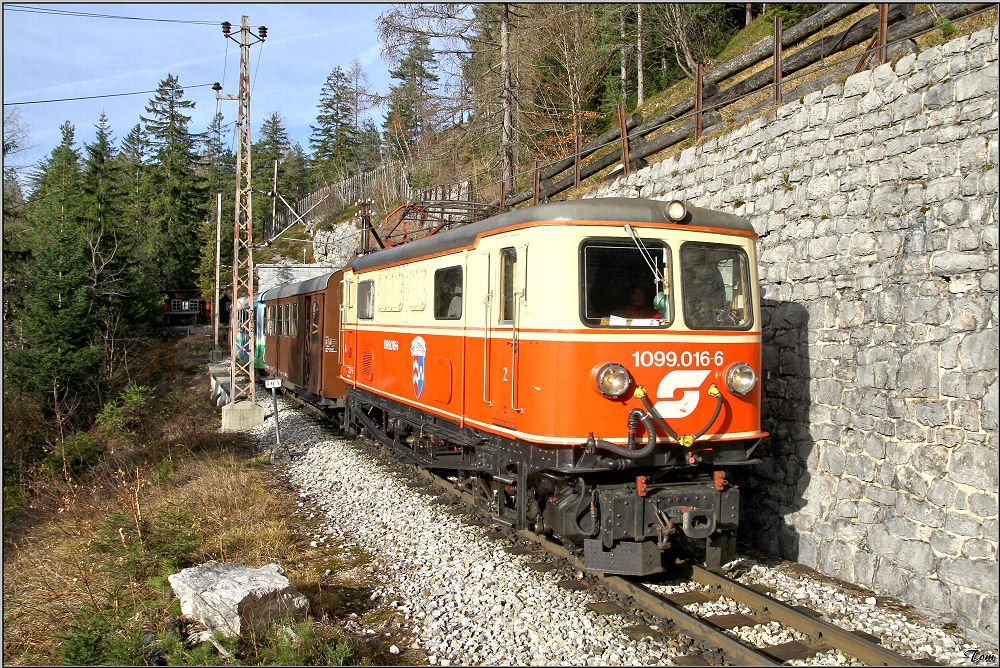 E-Lok 1099.016 fhrt mit R 6811 von St.Plten nach Mariazell.Interessant find ich hier den Stromabnehmer.
Kleiner Klausgrabentunnel Annaberg 29.11.2009
  