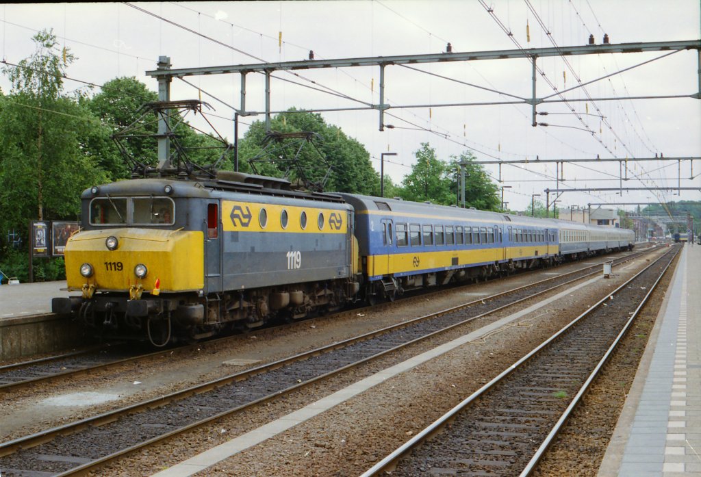 E-Lok 1119 mit DB wagen und NS verstarkingswagen ICR als D-zug (Koln-Den Haag) wartet in Venlo, neunziger Jahre.