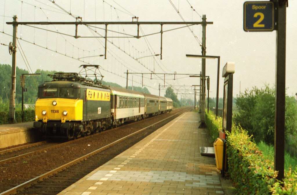 E-Lok 1138 + D496 (Basel-Luxemburg-Amsterdam) passiert Utrecht Lunetten, neunziger Jahre.