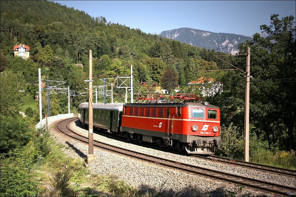 E-Lok 1141 024 bespannte am 31.08.2009 den EZ 1955  Zauberberge  von Wien Sd nach Mrzzuschlag.
Kb

