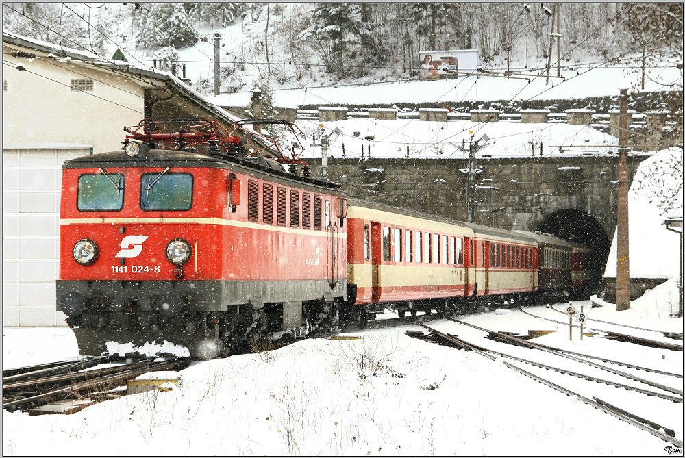 E-Lok 1141 024 fhrt mit Erlebniszug 1968  Zauberberge  von Mrzzuschlag nach Wiener Neustadt. 
Semmering 8.12.2008
