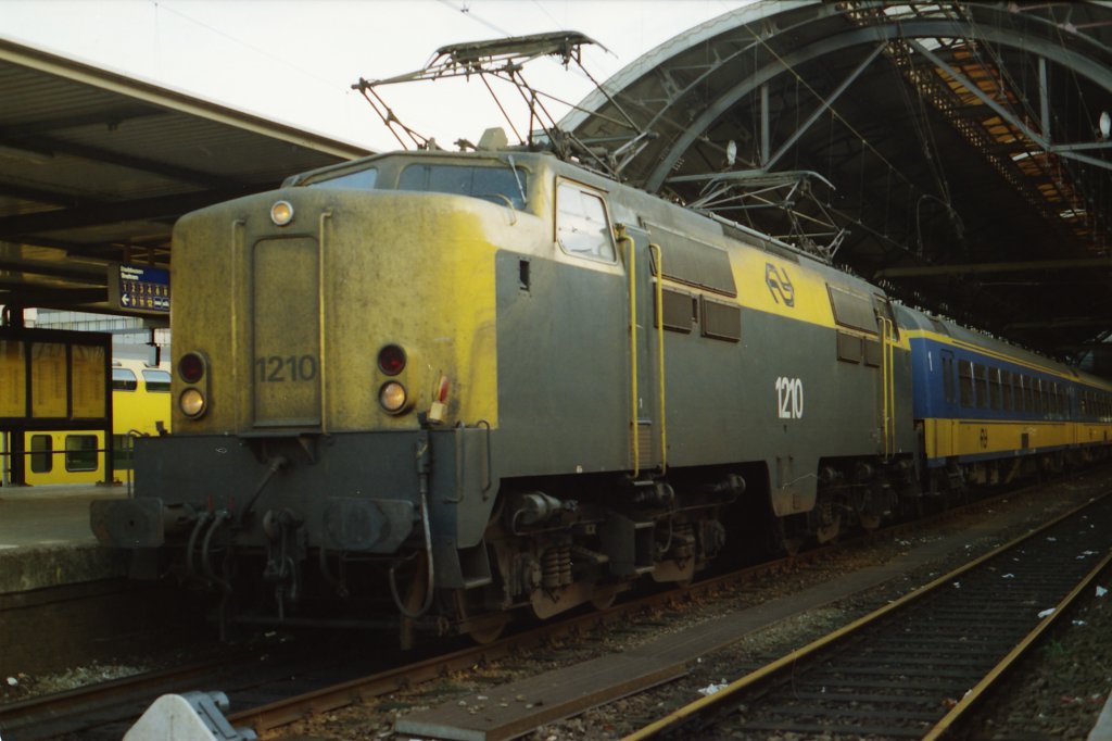 E-Lok 1210 + IC Zug (Maastricht-Zandvoort) halt in Utrecht CS, neunziger Jahre.