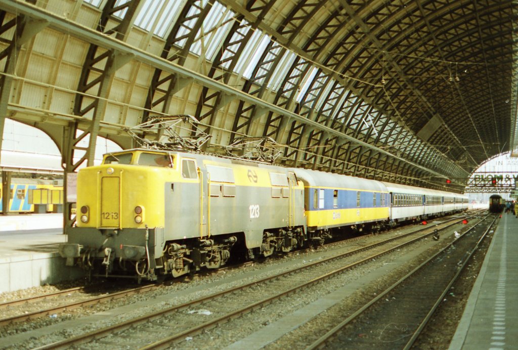 E-Lok 1213 mit D1286 (Amsterdam-Port Bou) unter die Kappe von Amsterdam CS, neunziger Jahre.