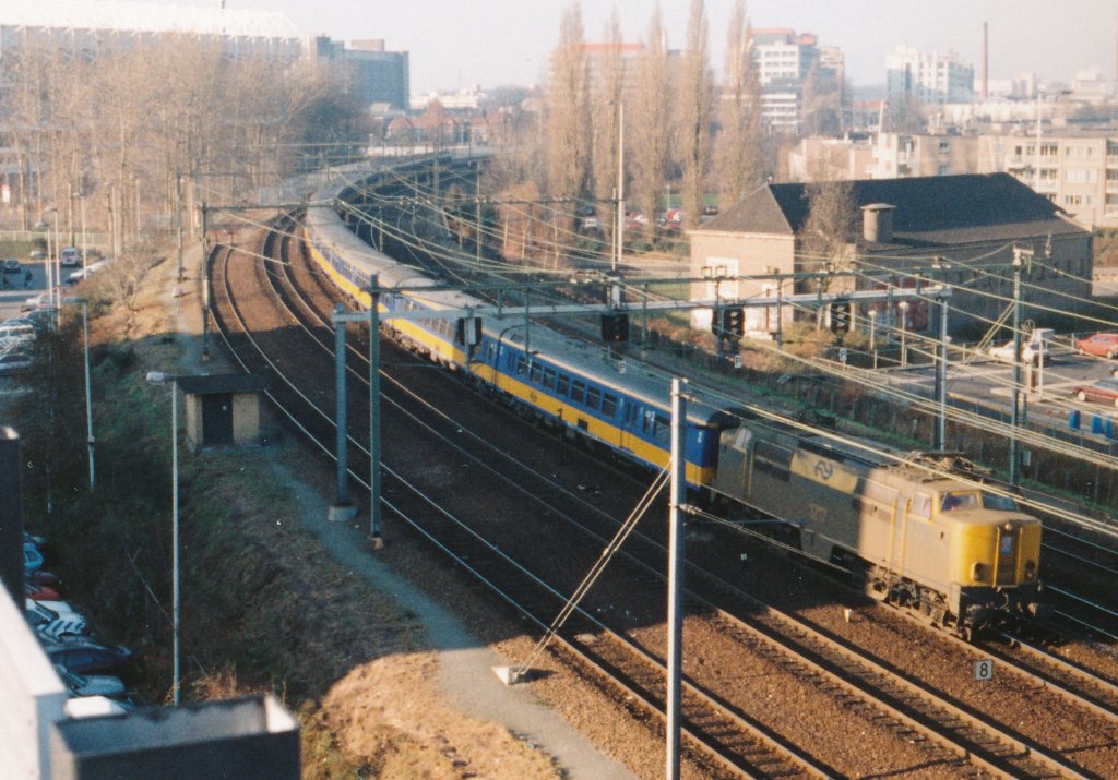 E-Lok 1217 + IC (Haarlem-Eindhoven) einfahrt Bf-Eindhoven, neunziger Jahre