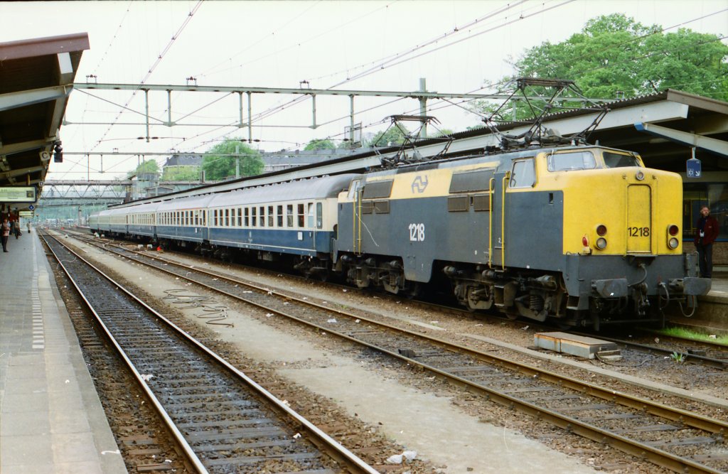 E-Lok 1218 mit D2329 (Amsterdam-Winterberg-Bad Wildungen) in Arnhem, neunziger jahre