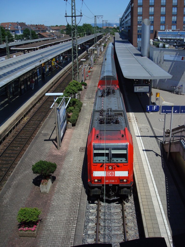 E-Lok 146 238 1 vor einem Regio-Doppelstockzug
im Bahnhof von Freiburg,
Juni 2008
