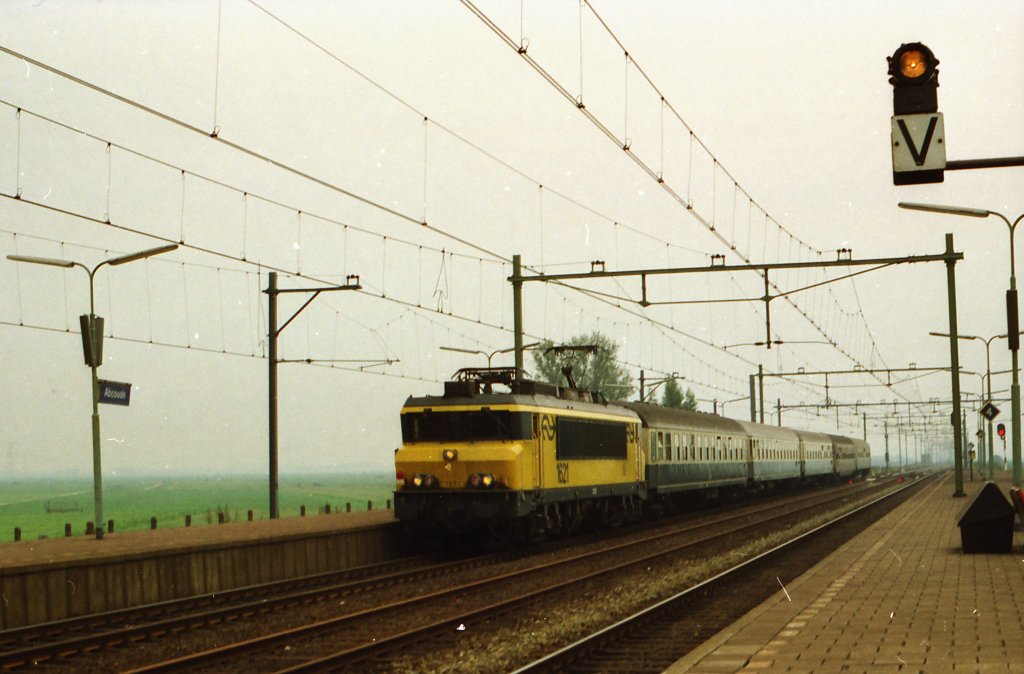 E-Lok 1621 mit D204 (Rome Termini-Duisburg-Amsterdam CS) fahrt durch Bf. Abcoude, neunziger Jahre 